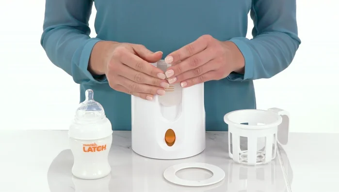 Place the lifting basket into the warming chamber before adding the bottle or food jar.