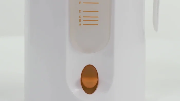 Place the lifting basket into the warming chamber before adding the bottle or food jar.