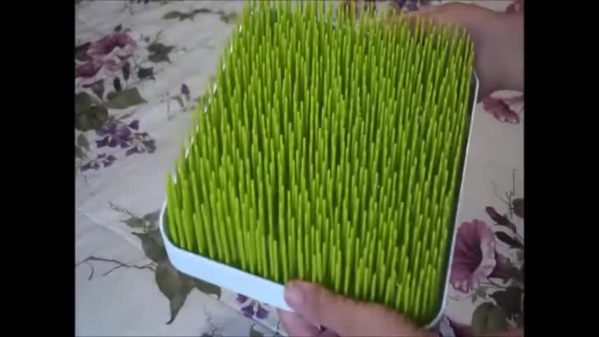 Close-up of the Boon Lawn bottle drying rack packaging