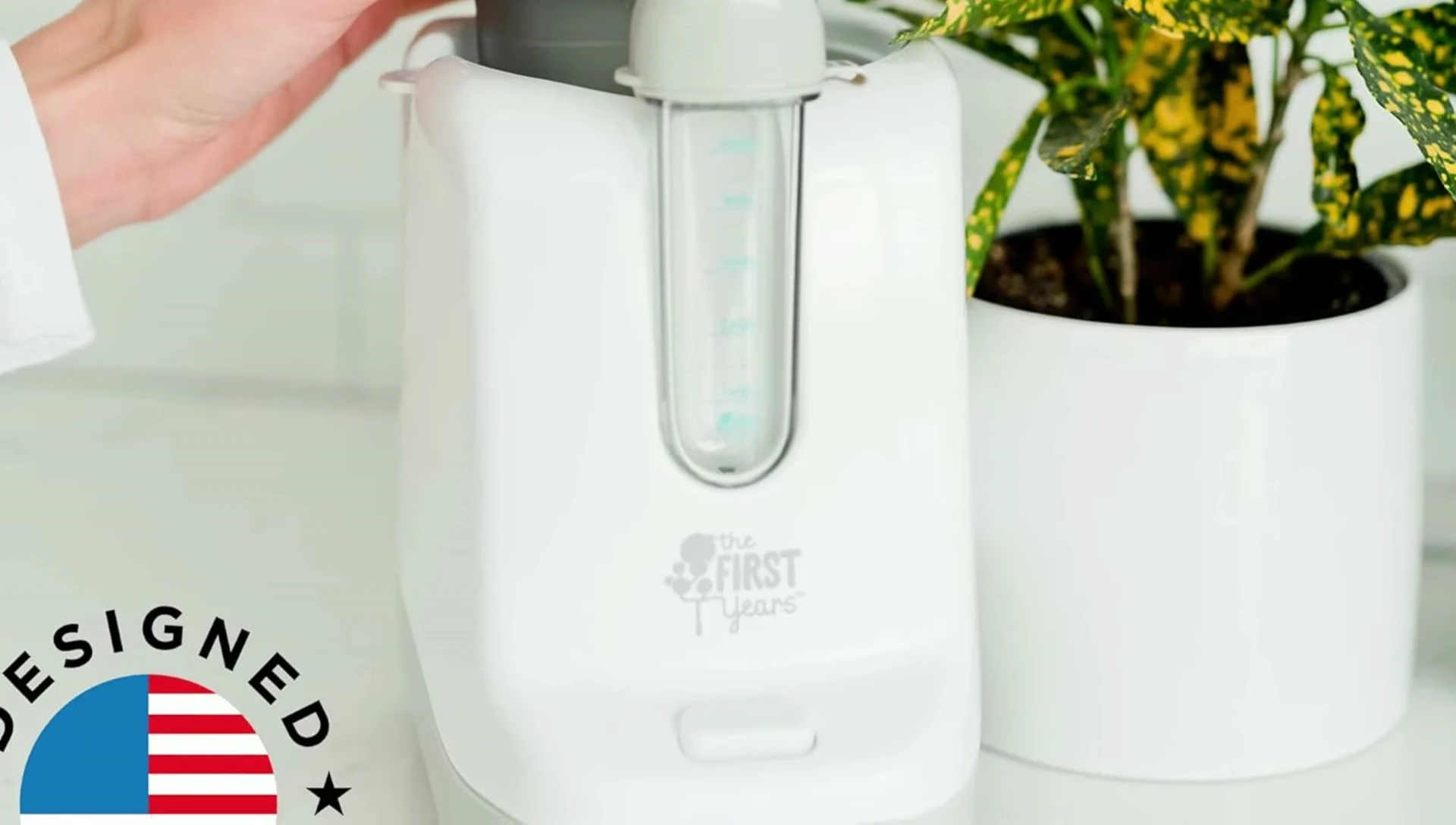 Demonstrating the simple operation of the First Years warmer