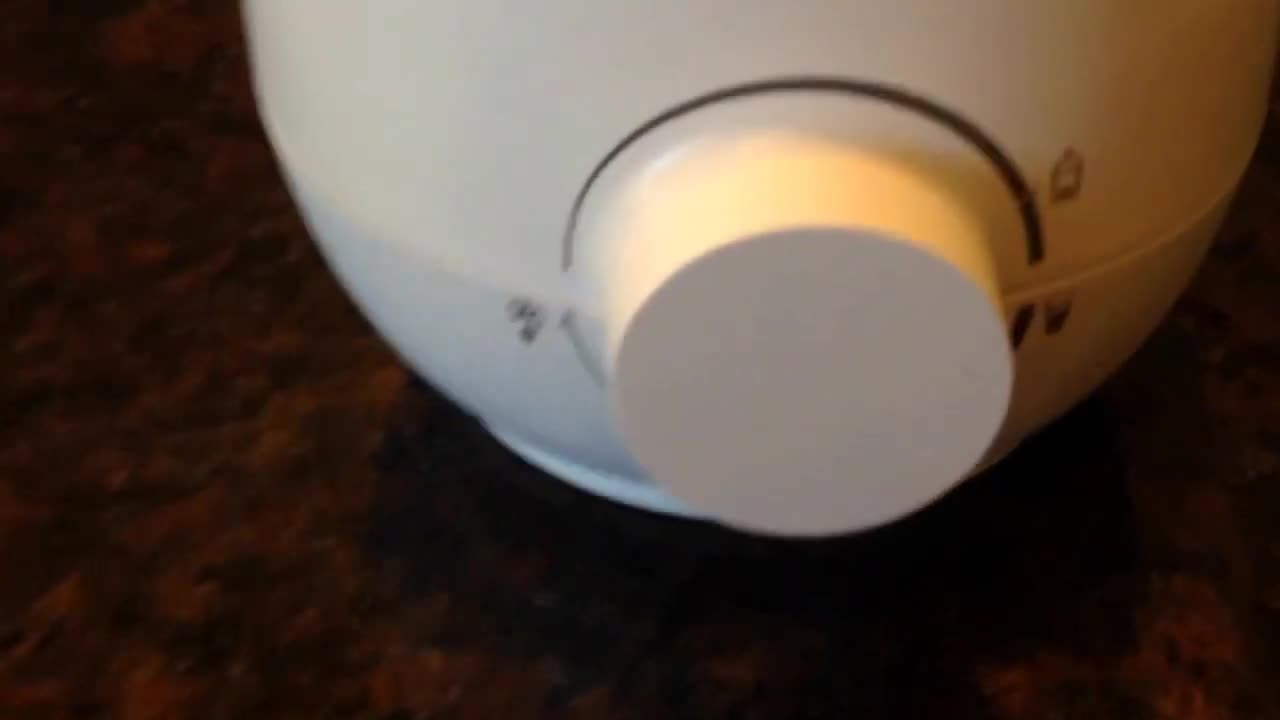 Close-up of the defrost setting dial on the Philips Avent bottle warmer.