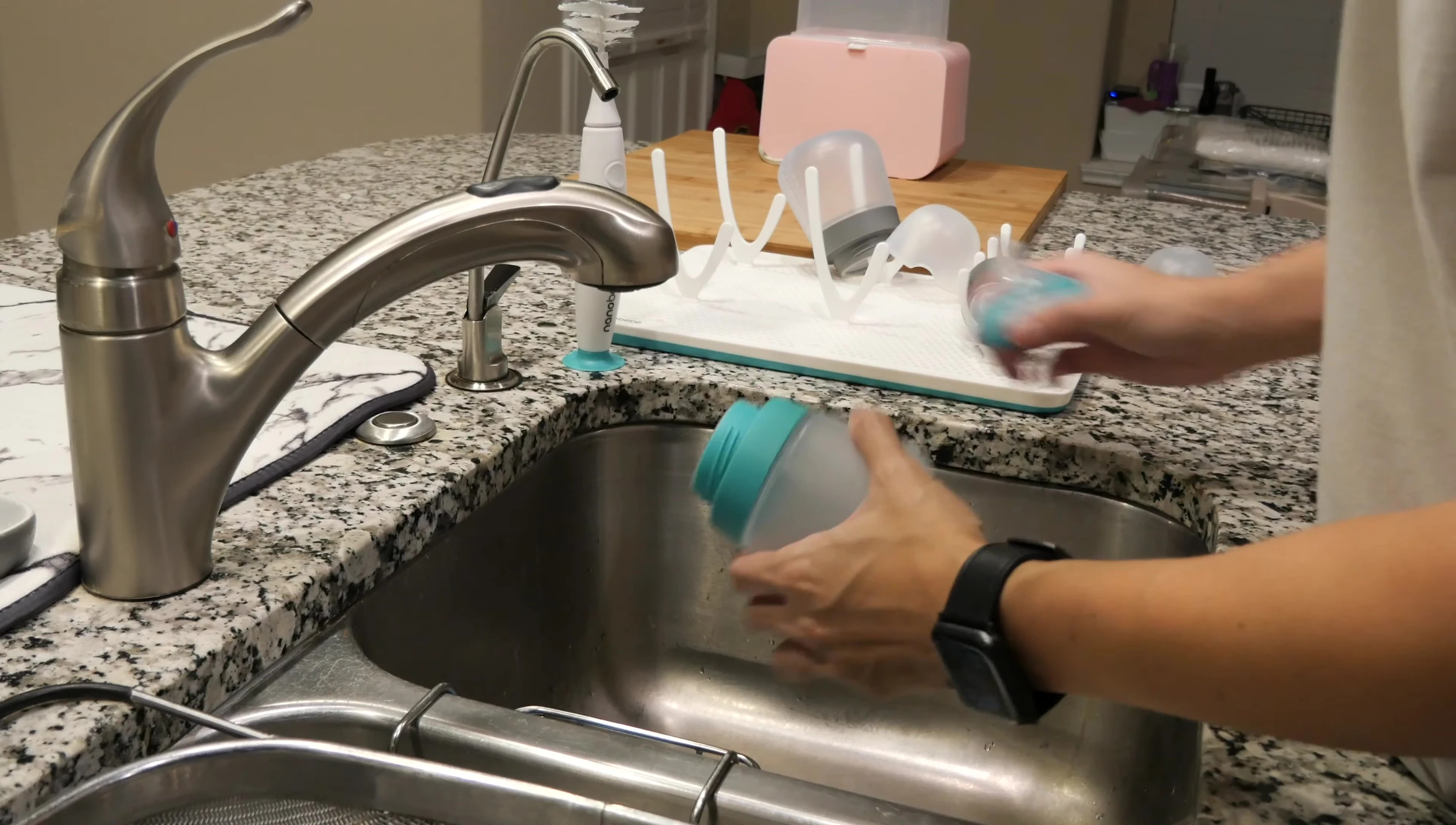 The speaker showing how easy it is to take apart the bottle for cleaning.