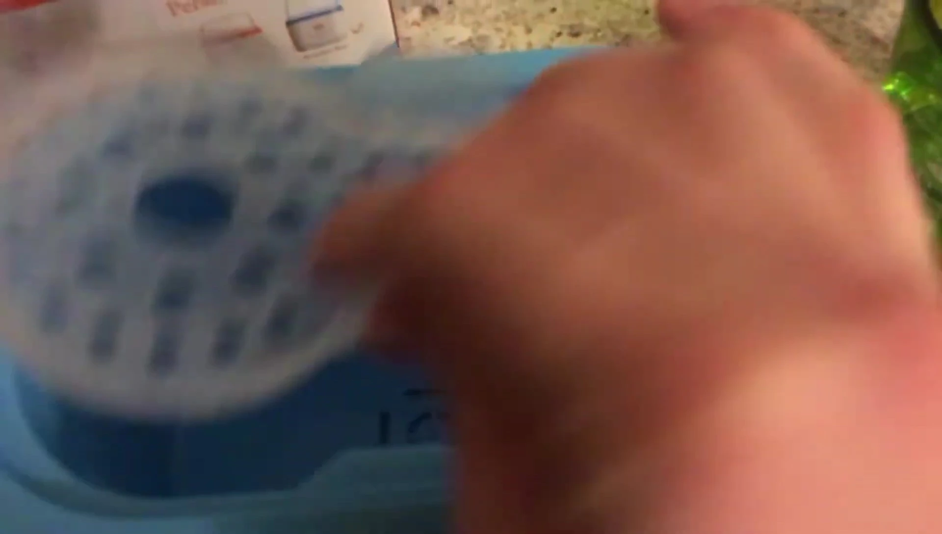 Close-up on the tray and placement instructions for sterilization.