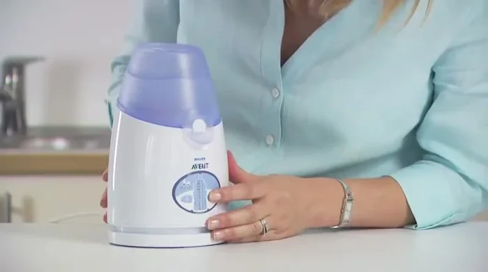 Once complete, the warmer will beep intermittently for 30 seconds, and lights will flash. Remove the contents; the warmer will turn off automatically after three minutes.