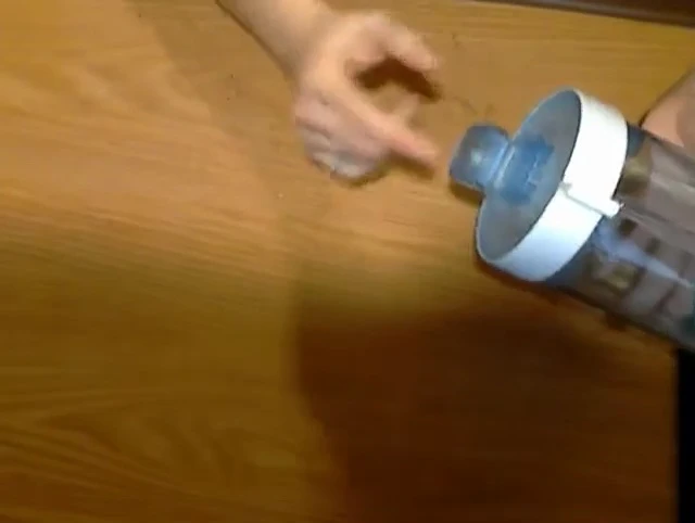Dispenser lid fitting easily onto a formula bottle