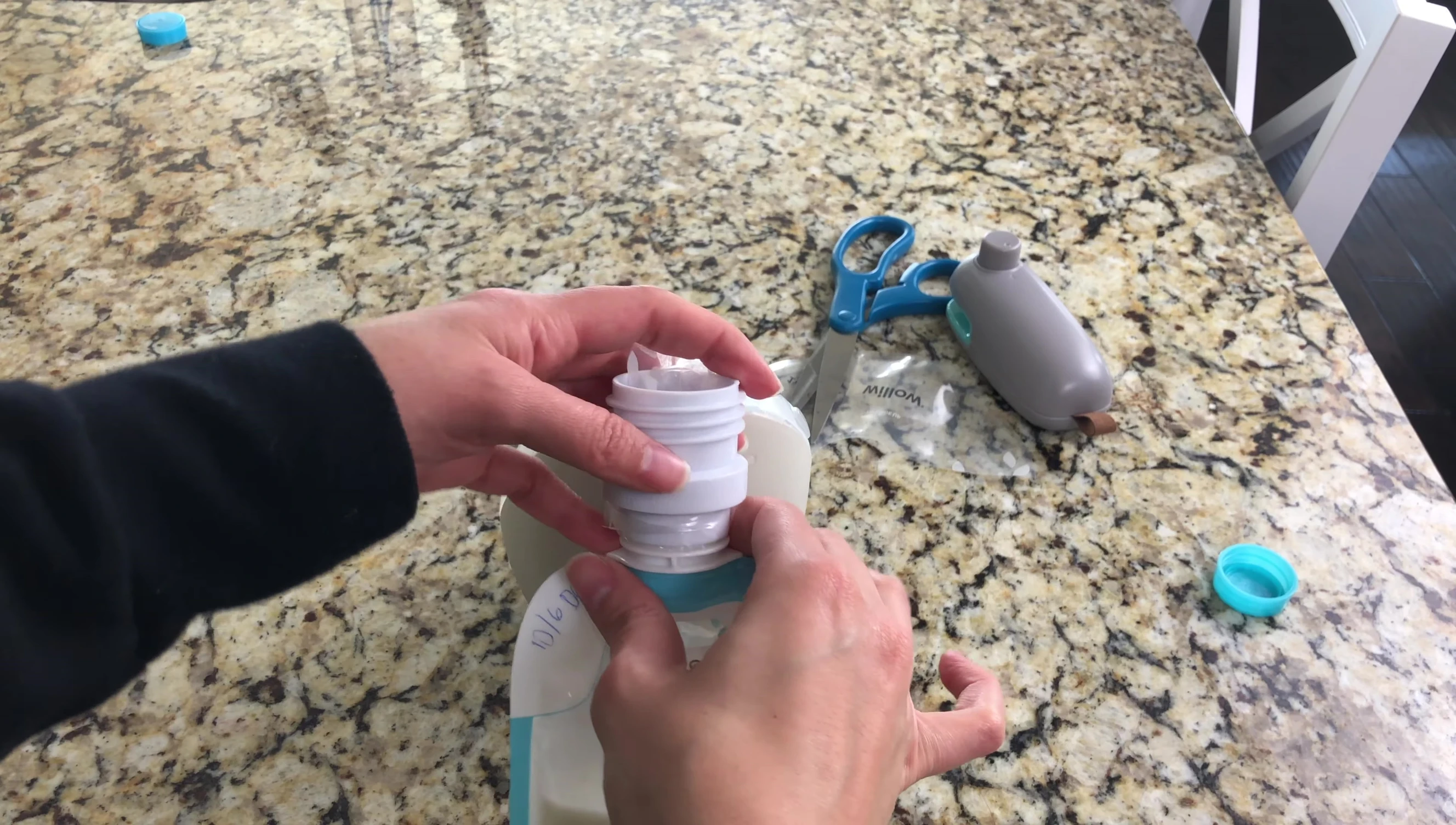 Unscrewing the Kiinde bag after pumping.