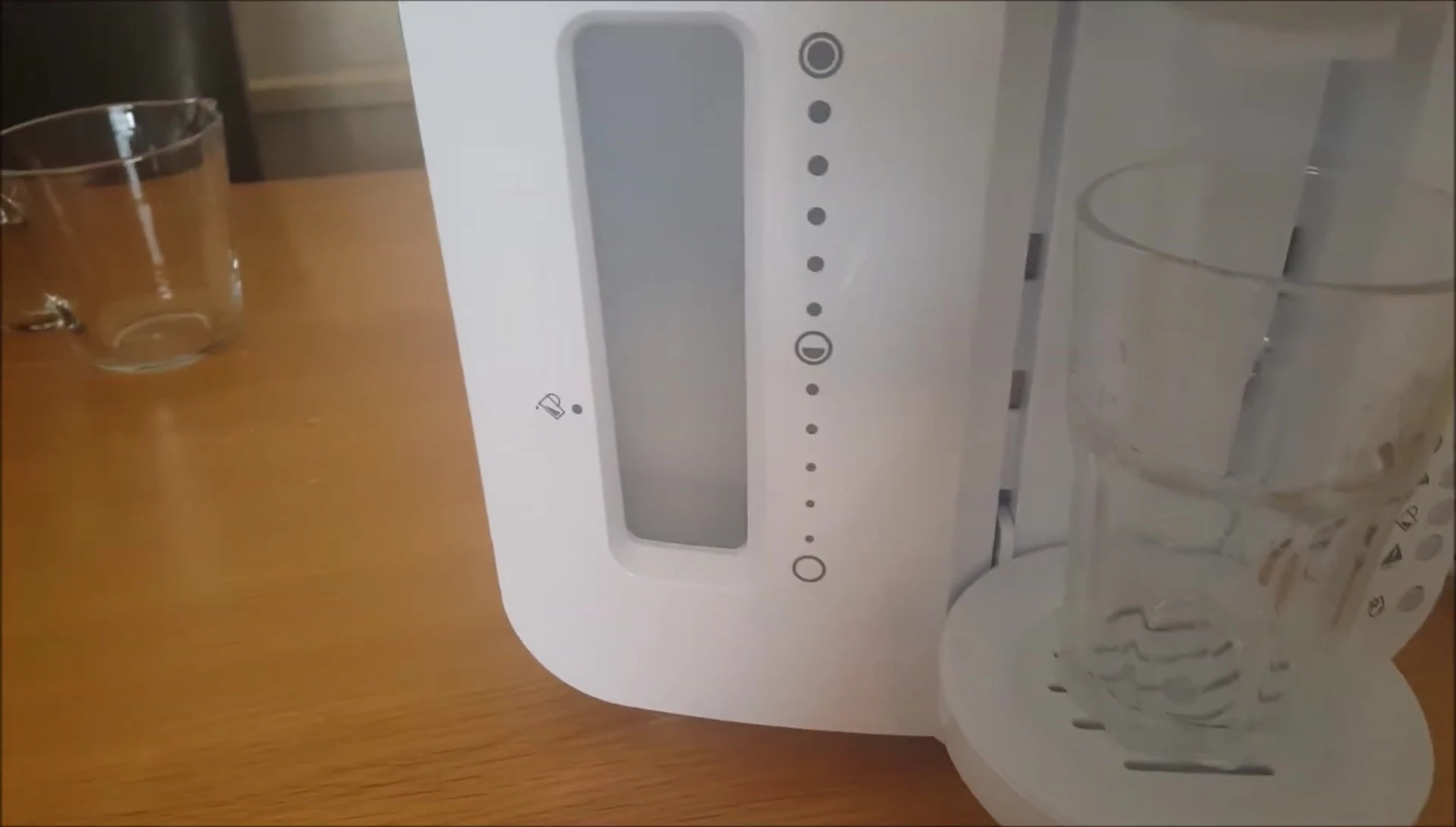 Demonstrating the setting of fluid ounces.