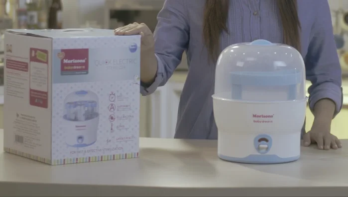 Measure 75 milliliters of water and pour it into the tray.