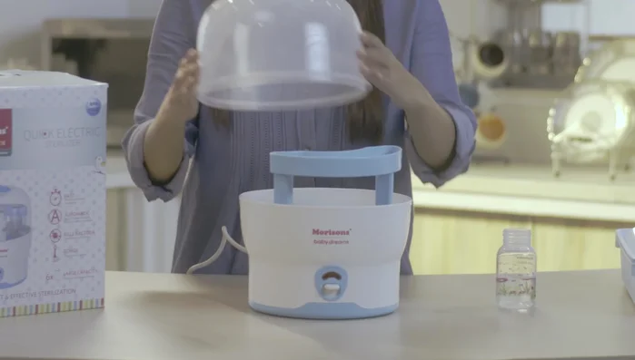 Measure 75 milliliters of water and pour it into the tray.