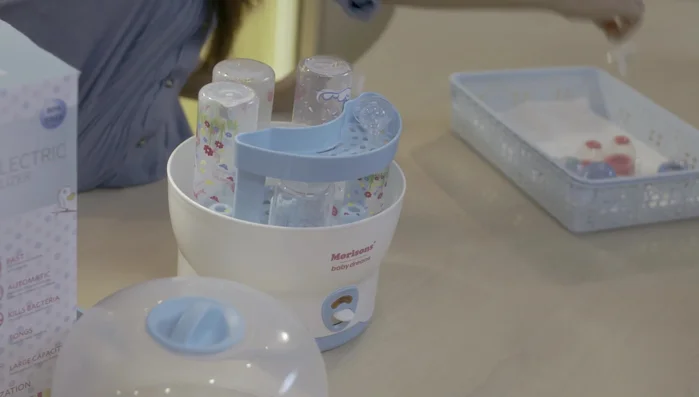 Measure 75 milliliters of water and pour it into the tray.