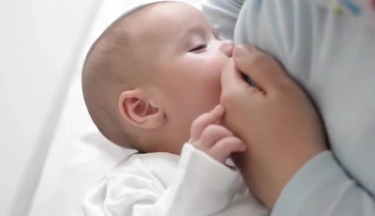 Text overlay emphasizes breastfeeding benefits.